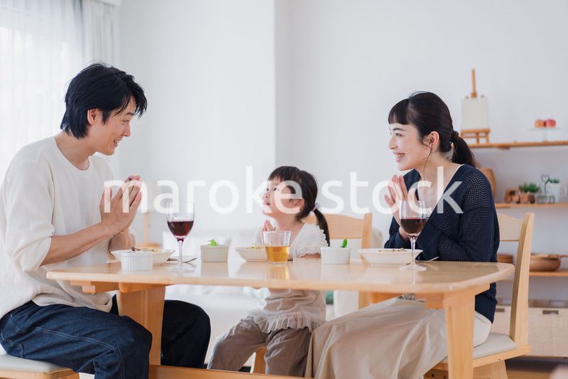 みんなで「いただきます」の挨拶をする家族