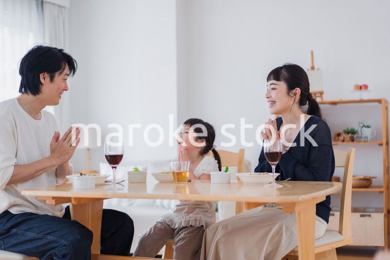 みんなで「いただきます」の挨拶をする家族