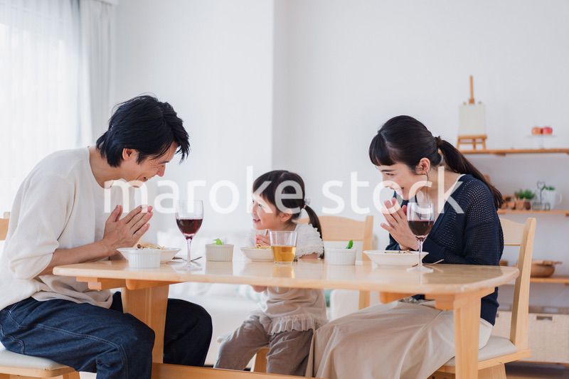 みんなで「いただきます」の挨拶をする家族