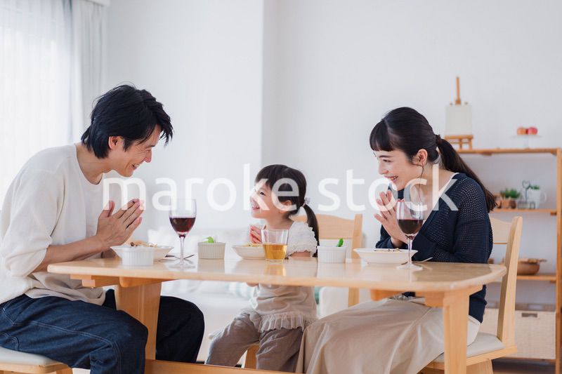 みんなで「いただきます」の挨拶をする家族