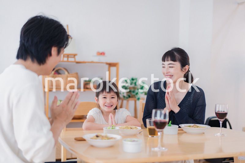 みんなで「いただきます」の挨拶をする家族