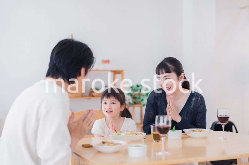 みんなで「いただきます」の挨拶をする家族