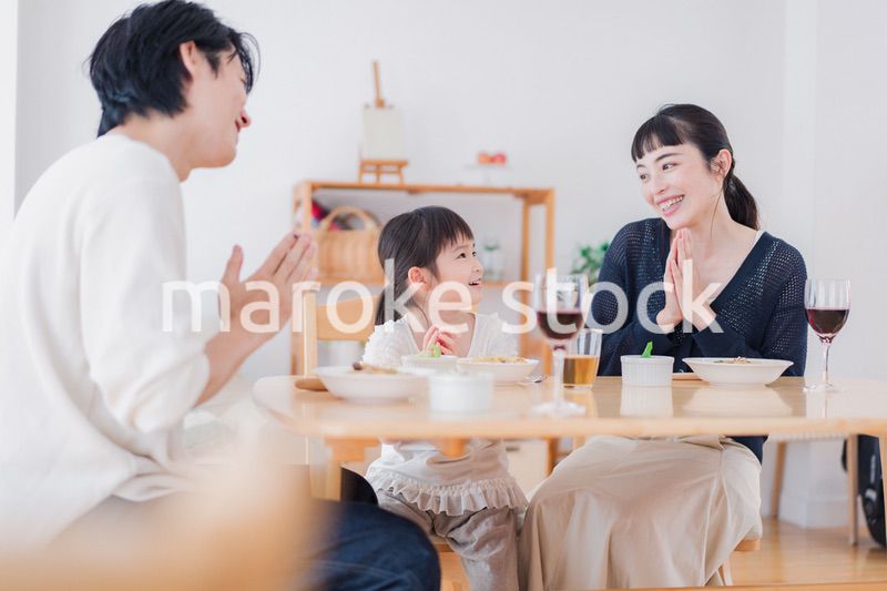 みんなで「いただきます」の挨拶をする家族