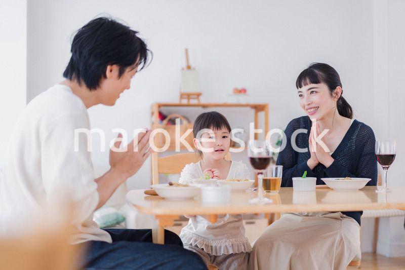みんなで「いただきます」の挨拶をする家族