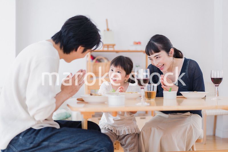 みんなで「いただきます」の挨拶をする家族