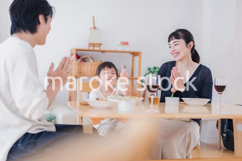 みんなで「いただきます」の挨拶をする家族