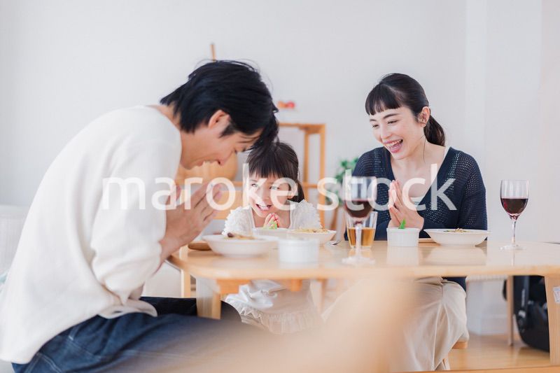 みんなで「いただきます」の挨拶をする家族
