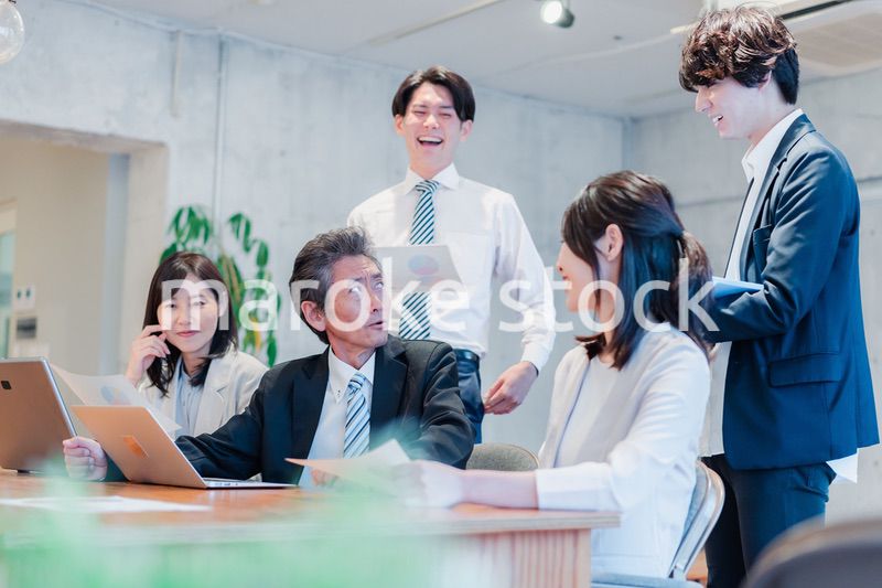 明るいオフィスに勤務をするビジネスパーソン