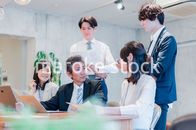 明るいオフィスに勤務をするビジネスパーソン