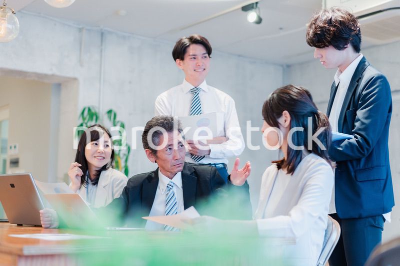 明るいオフィスに勤務をするビジネスパーソン