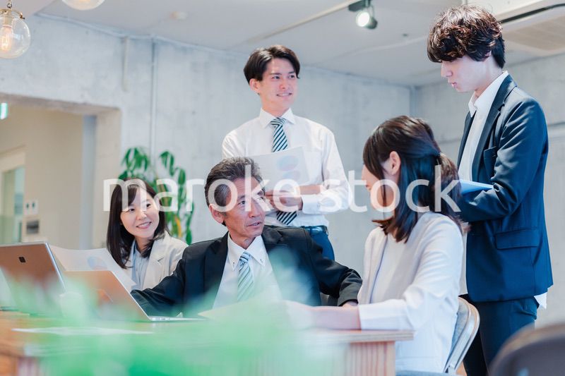 明るいオフィスに勤務をするビジネスパーソン