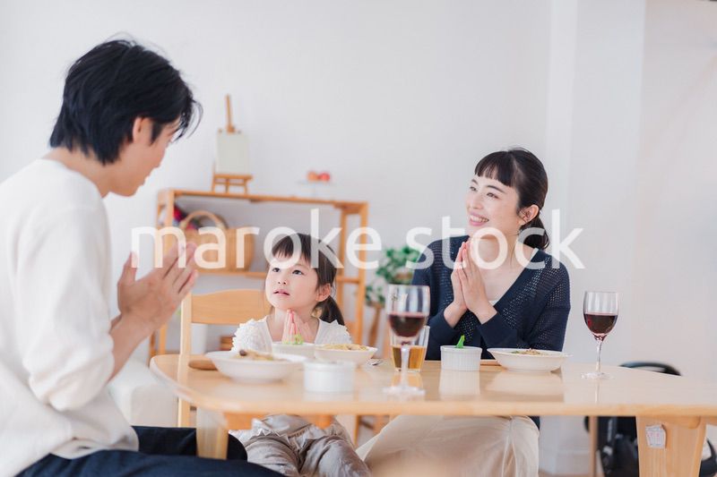 みんなで「いただきます」の挨拶をする家族