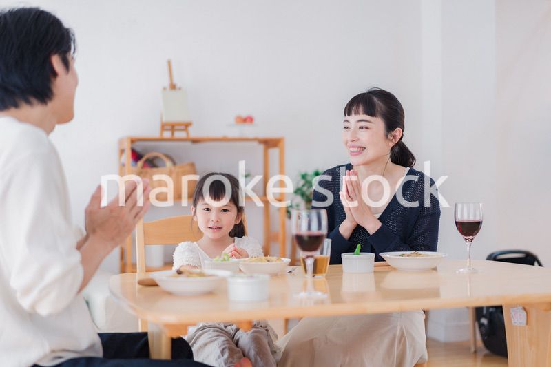 みんなで「いただきます」の挨拶をする家族