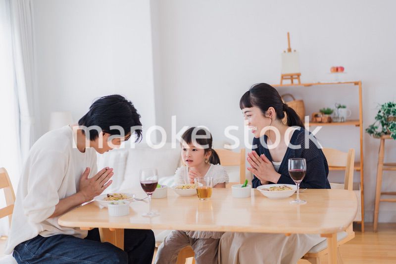 みんなで「いただきます」の挨拶をする家族