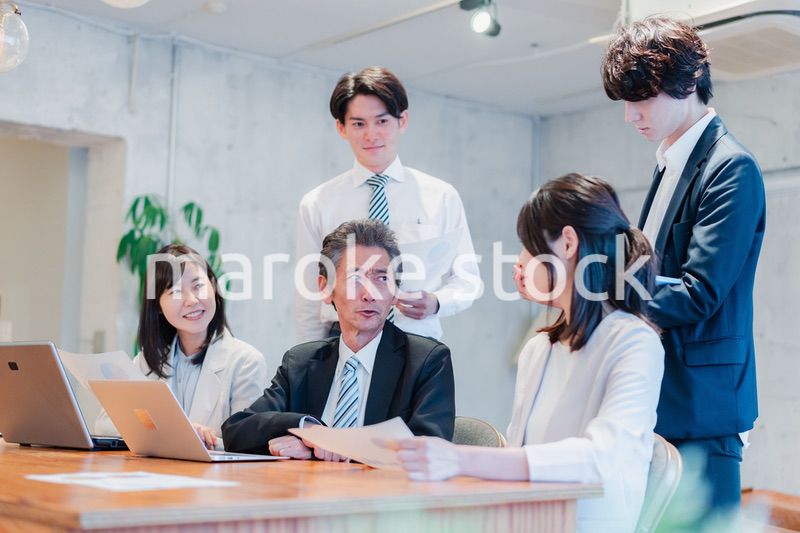 明るいオフィスに勤務をするビジネスパーソン