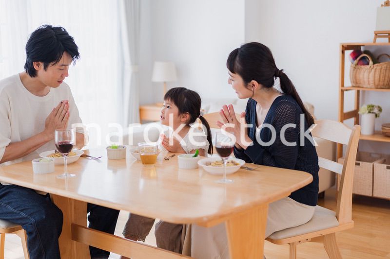 みんなで「いただきます」の挨拶をする家族
