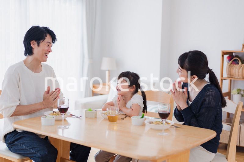 みんなで「いただきます」の挨拶をする家族