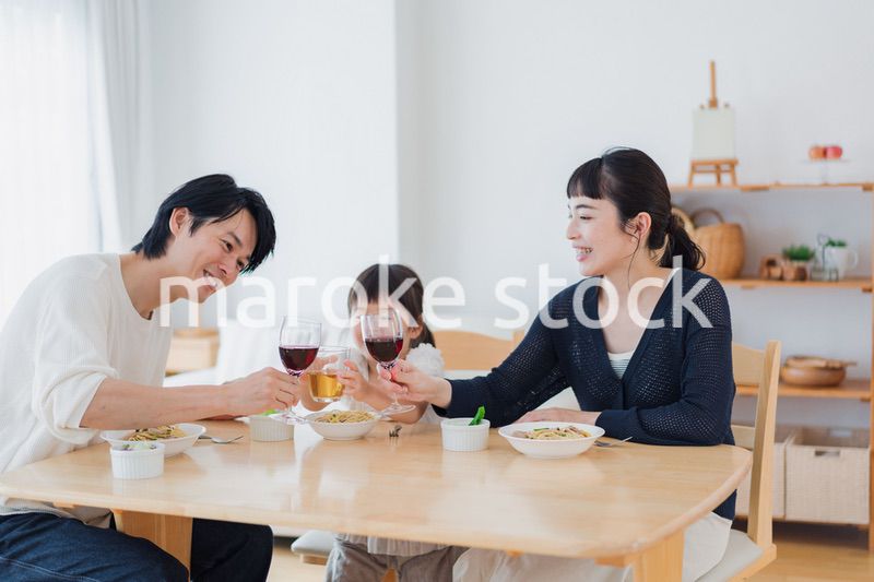 子供と一緒に乾杯をする家族