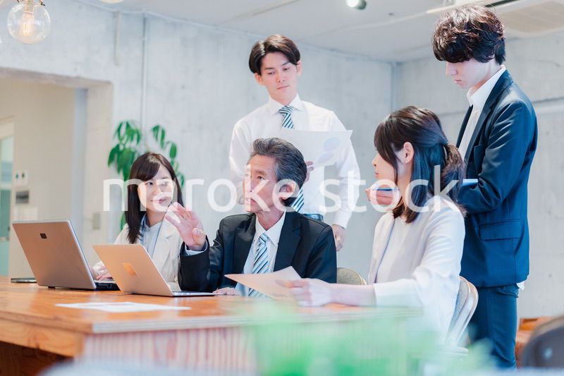 明るいオフィスに勤務をするビジネスパーソン
