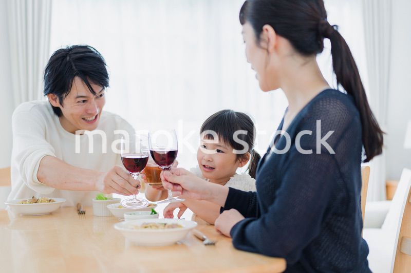 子供と一緒に乾杯をする家族