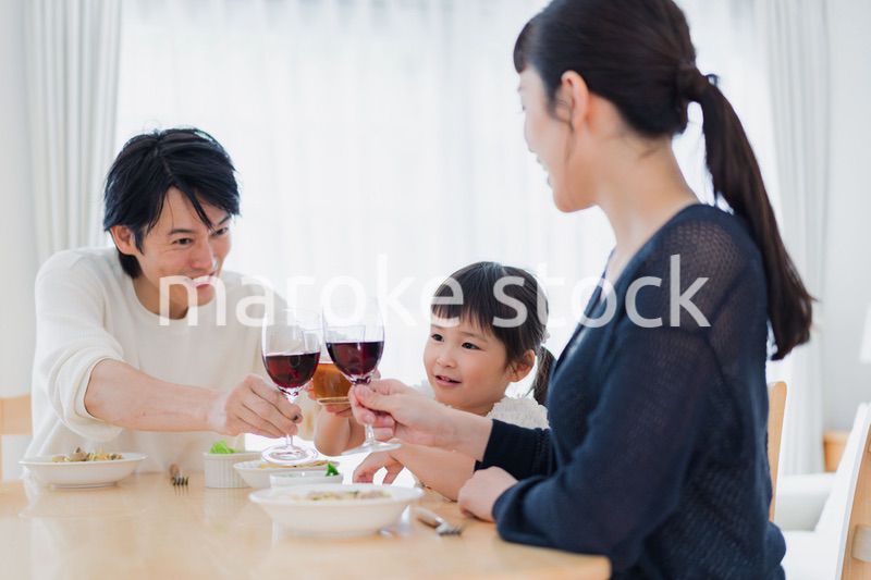 子供と一緒に乾杯をする家族