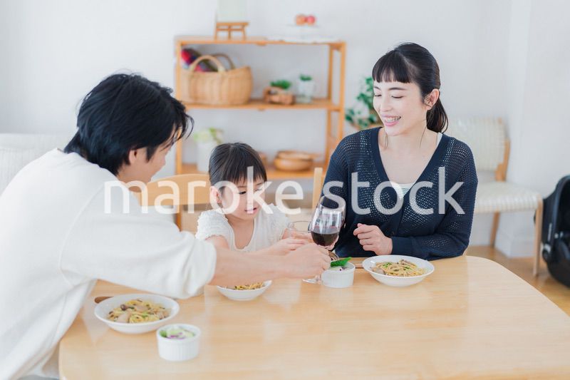 子供と一緒に乾杯をする家族