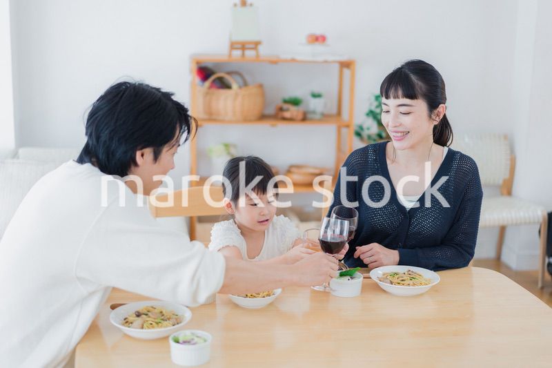 子供と一緒に乾杯をする家族