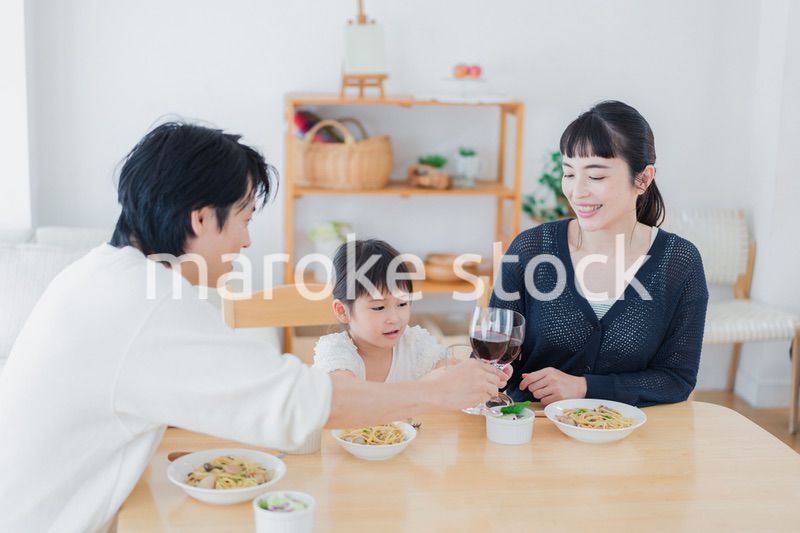 子供と一緒に乾杯をする家族