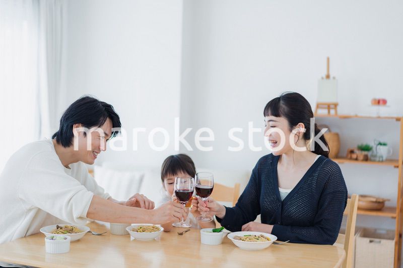 子供と一緒に乾杯をする家族