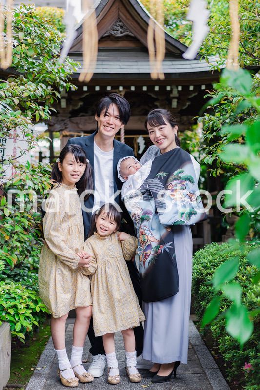 赤ちゃんとお宮参りをする家族