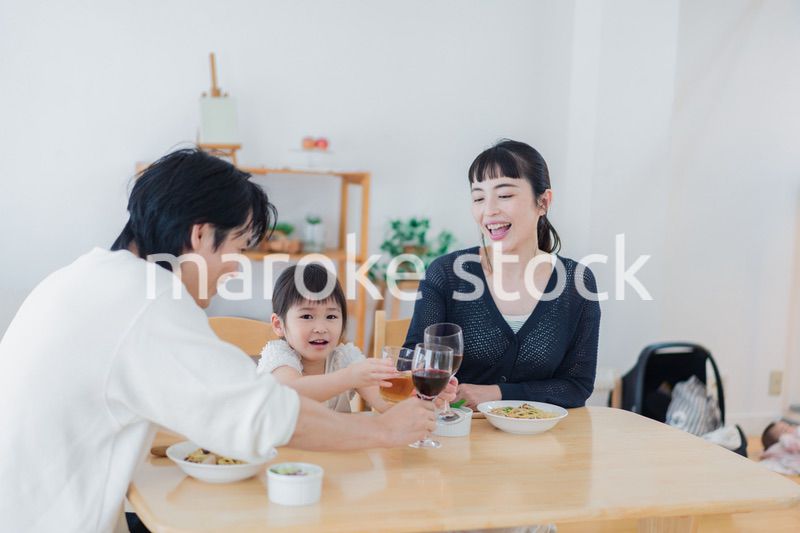 子供と一緒に乾杯をする家族
