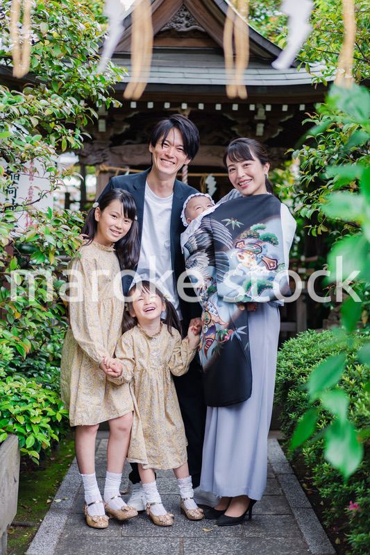 赤ちゃんとお宮参りをする家族