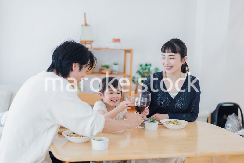 子供と一緒に乾杯をする家族