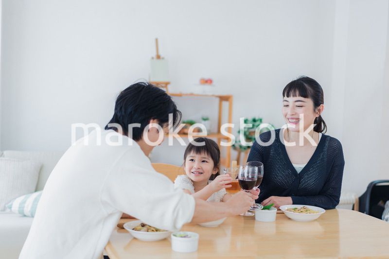 子供と一緒に乾杯をする家族