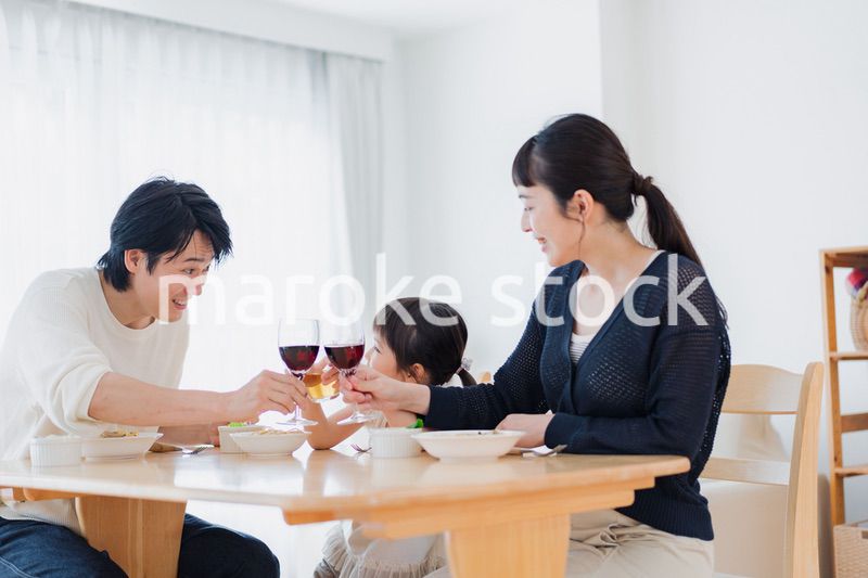 子供と一緒に乾杯をする家族