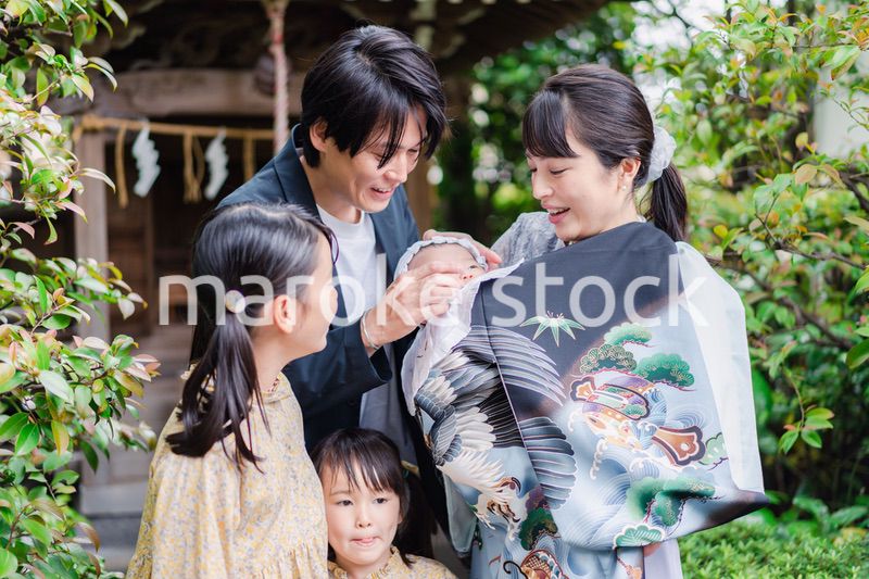 赤ちゃんとお宮参りをする家族