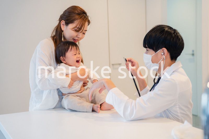 病院で大泣きをする赤ちゃん