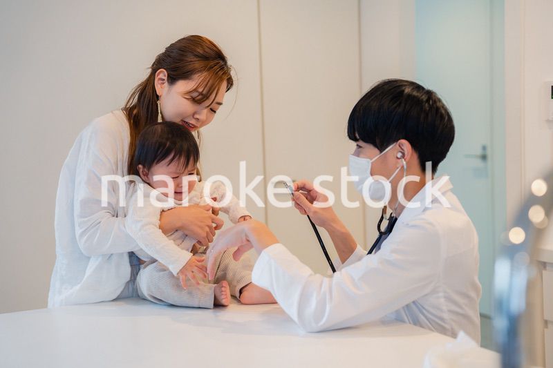 病院で大泣きをする赤ちゃん