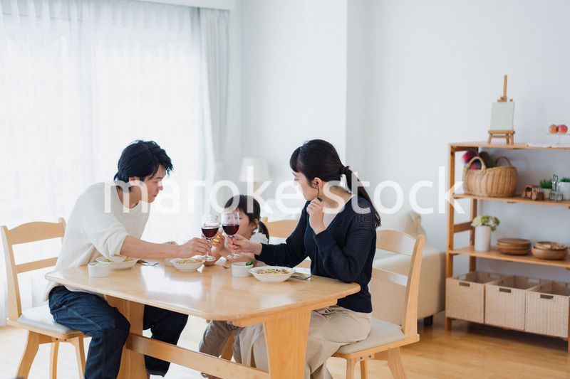 子供と一緒に乾杯をする家族