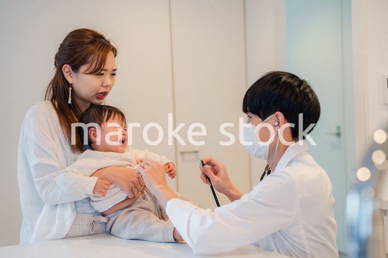 病院で大泣きをする赤ちゃん