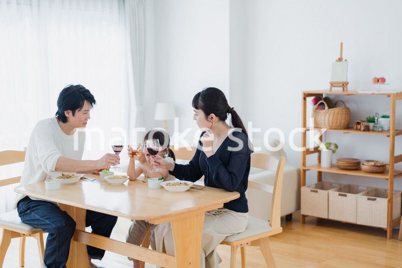 子供と一緒に乾杯をする家族