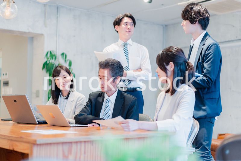 明るいオフィスに勤務をするビジネスパーソン