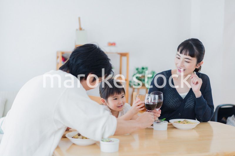 子供と一緒に乾杯をする家族