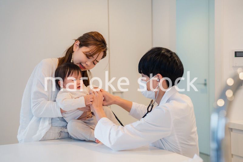 病院で大泣きをする赤ちゃん