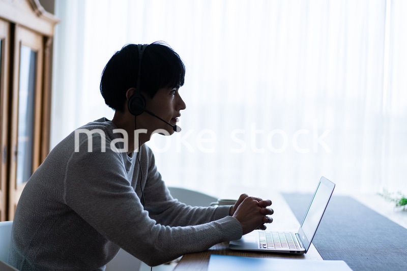 自宅でリモートワークをする男性