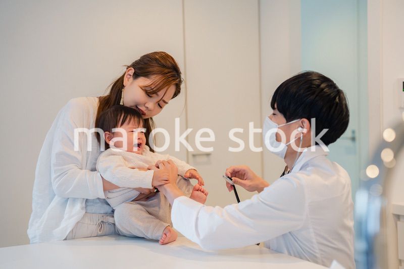 病院で大泣きをする赤ちゃん