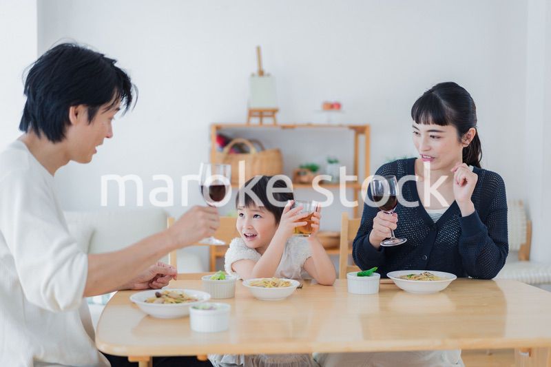 子供と一緒に乾杯をする家族