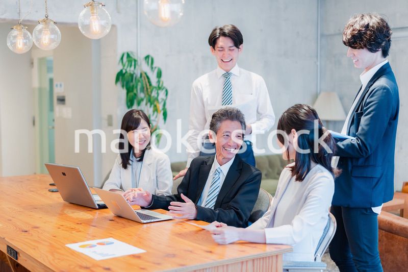 明るいオフィスに勤務をするビジネスパーソン