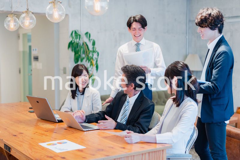 明るいオフィスに勤務をするビジネスパーソン