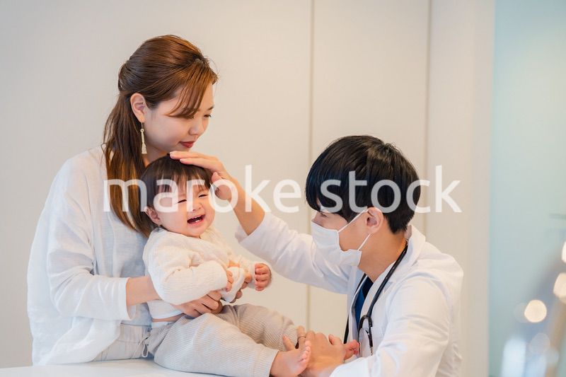 病院で大泣きをする赤ちゃん